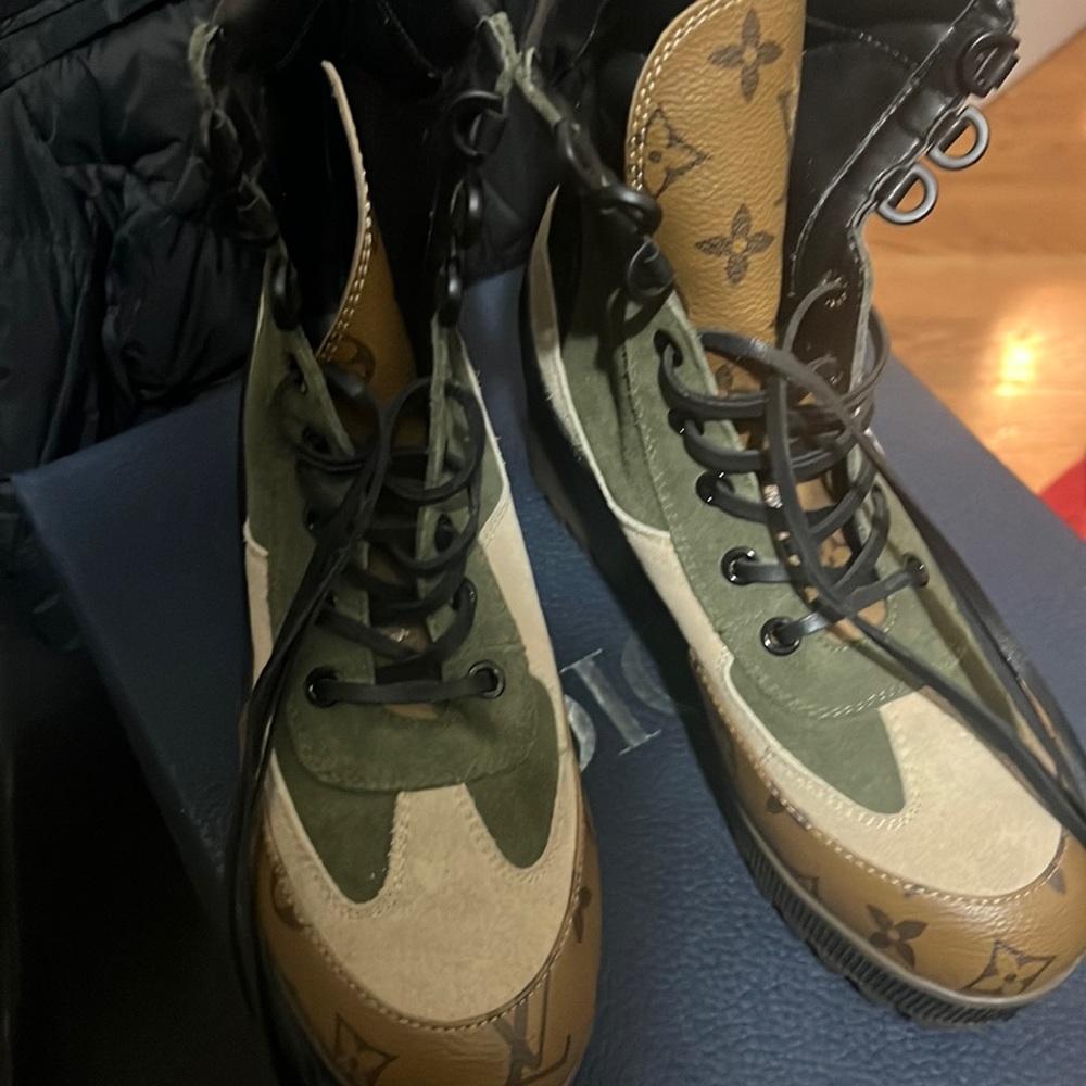 Almost new boots wear 3 times comfortable good condition a gift no box.